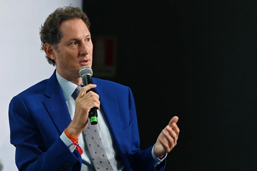 John Elkann, CEO di Exor, durante una conferenza stampa con microfono