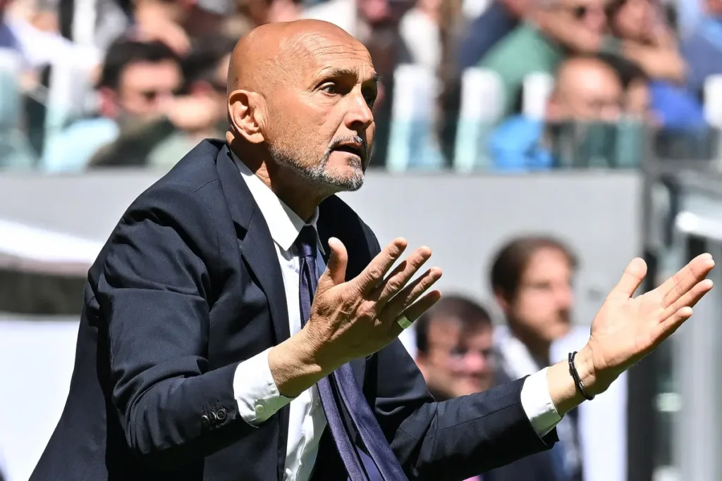Luciano Spalletti allenatore della Juventus gesticola dalla panchina durante una partita