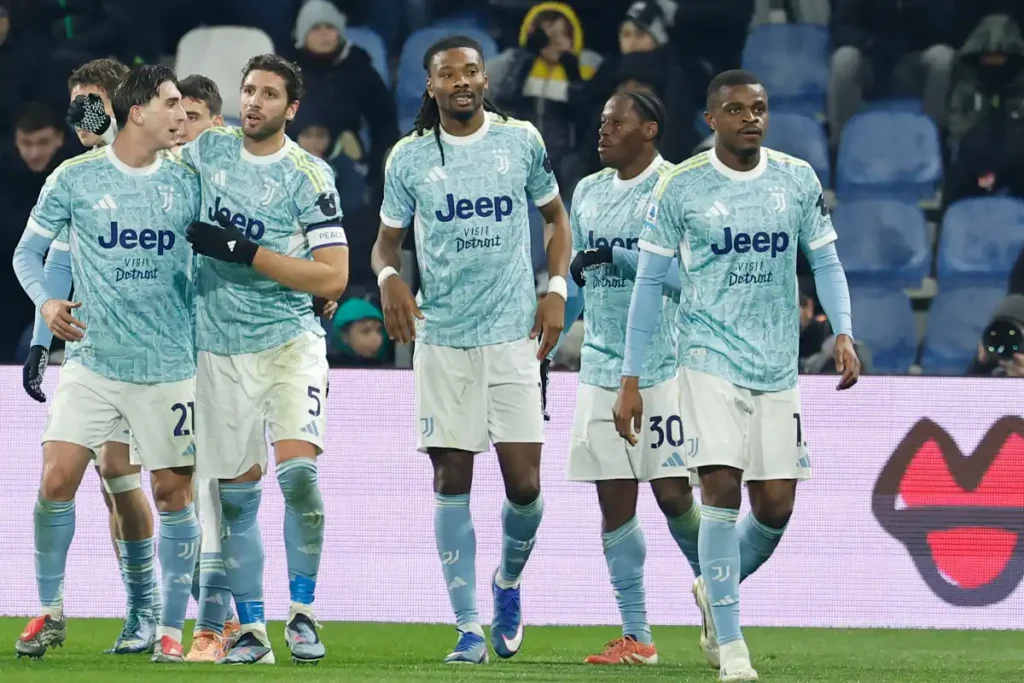 I calciatori della Juve esultano dopo un gol di Miretti