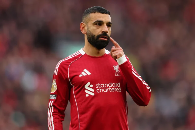 Mohamed Salah in maglia Liverpool durante una partita, con lo sguardo concentrato in campo