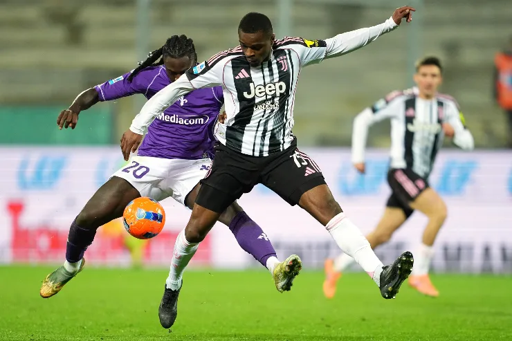 Pierre Kalulu, difensore della Juventus, a duello con Moise Kean, attaccante della Fiorentina