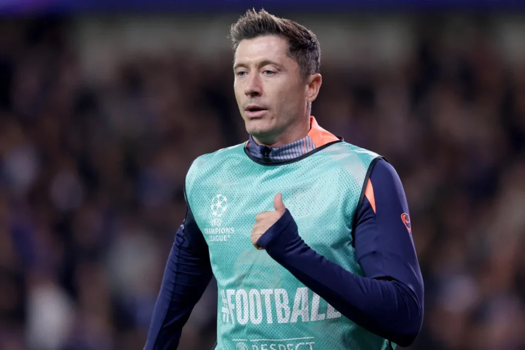 Robert Lewandowski in maglia da riscaldamento azzurra Champions League durante una partita