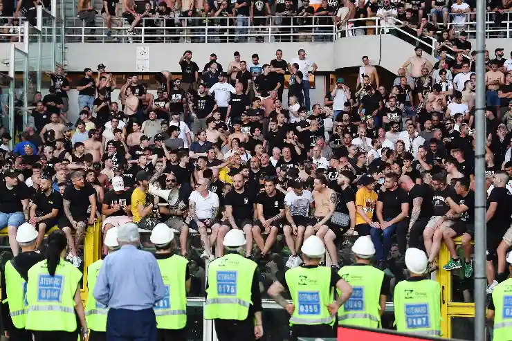 I tifosi della Juventus all'interno del settore ospiti prima del fischio d'inizio del derby contro il Torino