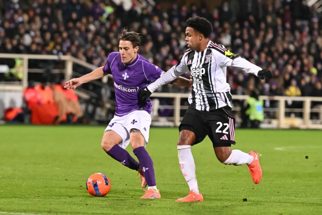 Weston McKennie della Juventus in duello con Nicolò Fagioli della Fiorentina durante il match di campionato