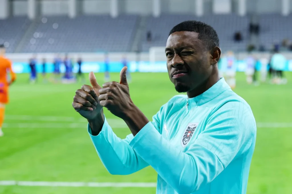David Alaba durante il riscaldamento pre-partita in divisa azzurra
