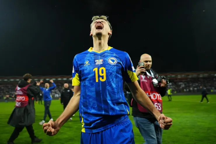 Alajbegovic esulta sul campo con la maglia numero 19 della Bosnia ed Erzegovina