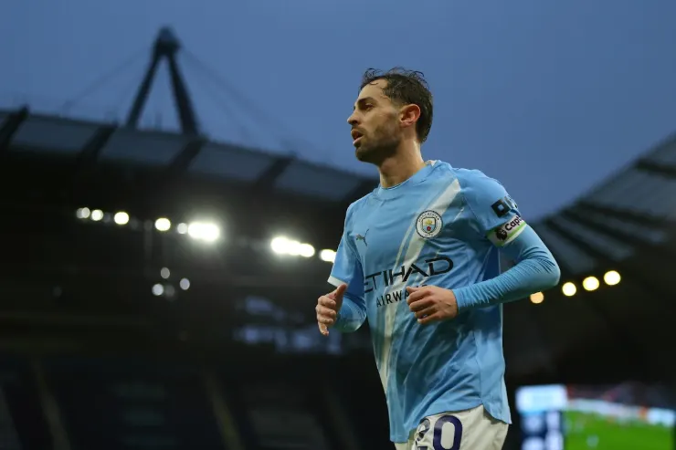 Bernardo Silva in campo con la maglia azzurra del Manchester City durante una partita