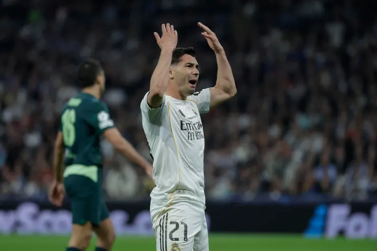 Brahim Díaz esulta durante una partita, indossa la maglia bianca del Real Madrid con numero 21