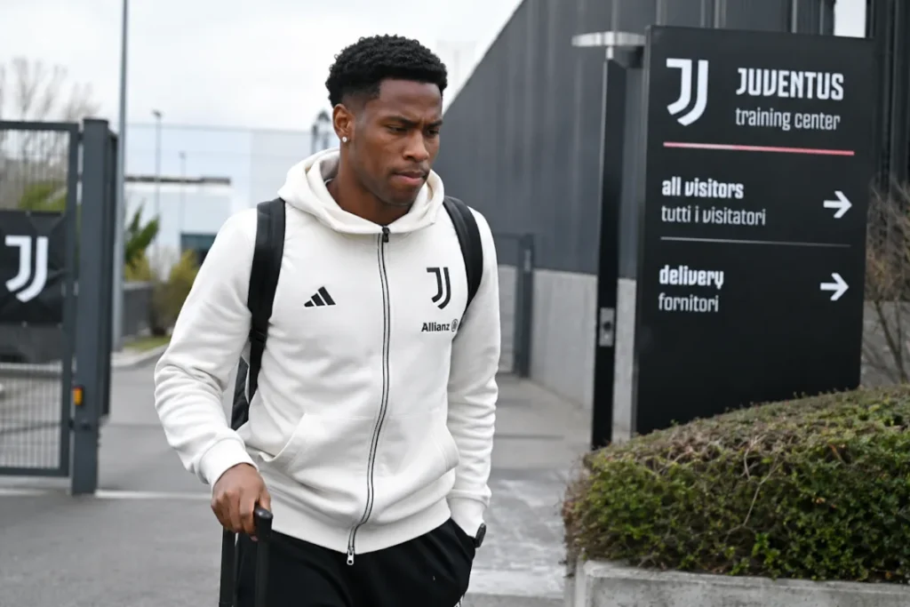Giocatore Juventus in tuta Adidas bianca al Juventus training center di Vinovo
