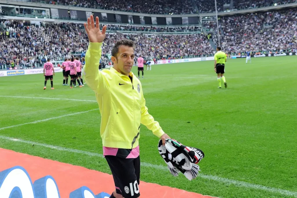Alessandro Del Piero in divisa Juventus alza la mano durante una partita nello stadio