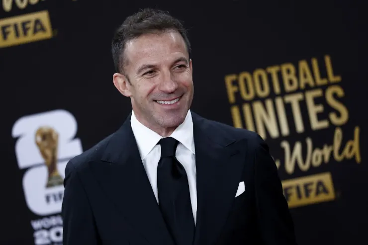 Alessandro Del Piero in abito scuro sorride durante un evento calcistico internazionale