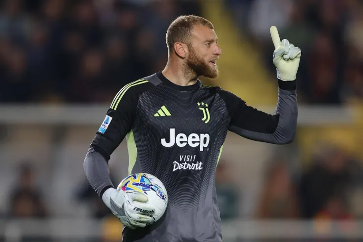 Di Gregorio portiere della Juventus con il pallone durante una partita