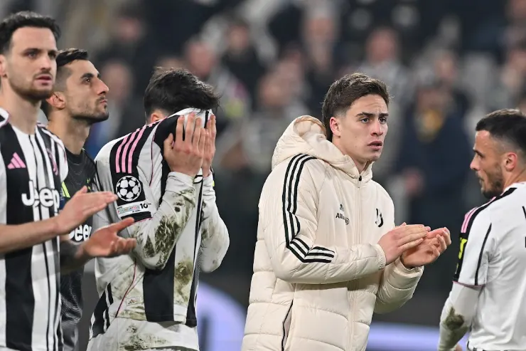 Giocatori della Juventus delusi dopo la partita: Gatti, Perin, Yildiz e Kostic a bordo campo