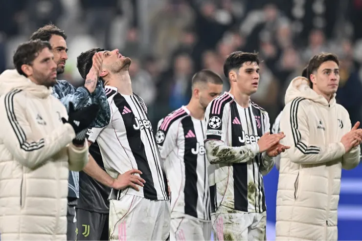 Giocatori della Juventus con divisa bianconera a bordocampo dopo la partita