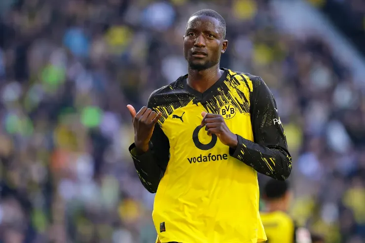Serhou Guirassy con la maglia gialla del Borussia Dortmund durante una partita