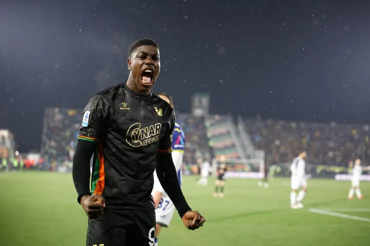 Issa Doumbia esulta in campo durante una partita, indossa la maglia nera del club