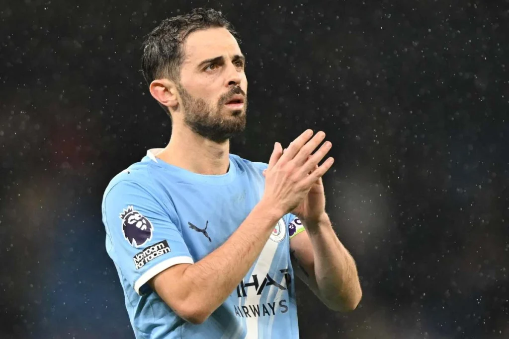 Bernardo Silva in campo con la maglia azzurra del Manchester City, centrocampista portoghese nel mirino della Juventus
