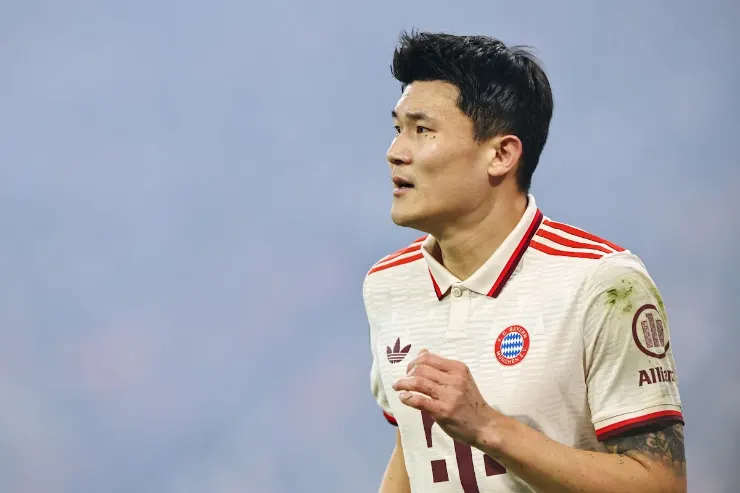 Kim in maglia Bayern Monaco durante una partita, ripreso di profilo