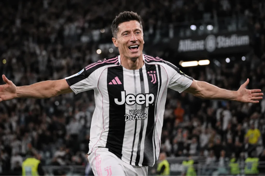 Lewandowski esulta in maglia Juventus con le braccia aperte nello stadio