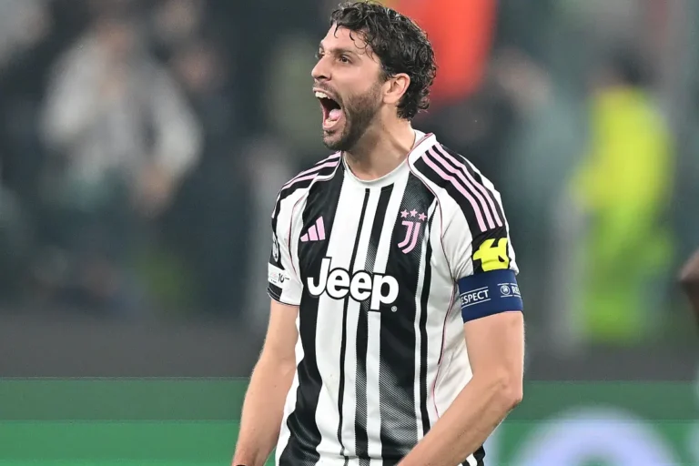 Manuel Locatelli, capitano della Juventus, esulta durante la partita in maglia bianconera
