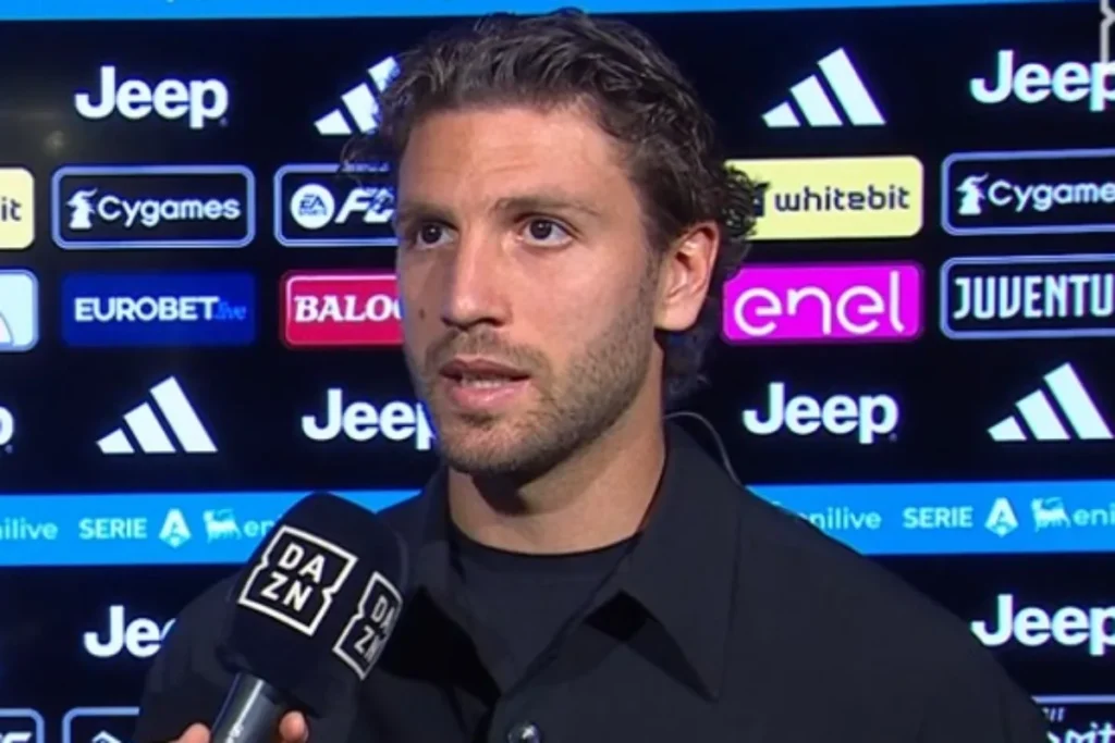 Locatelli durante un'intervista ai microfoni DAZN con lo sfondo brandizzato Juventus