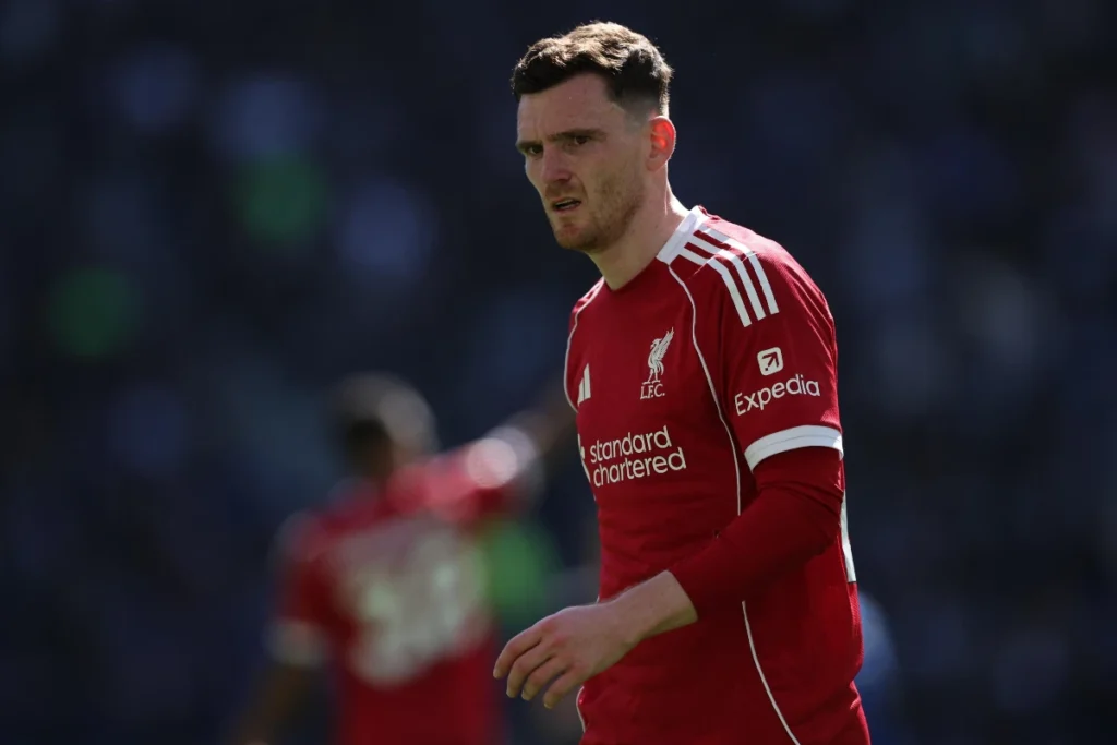 Andrew Robertson in maglia Liverpool durante una partita