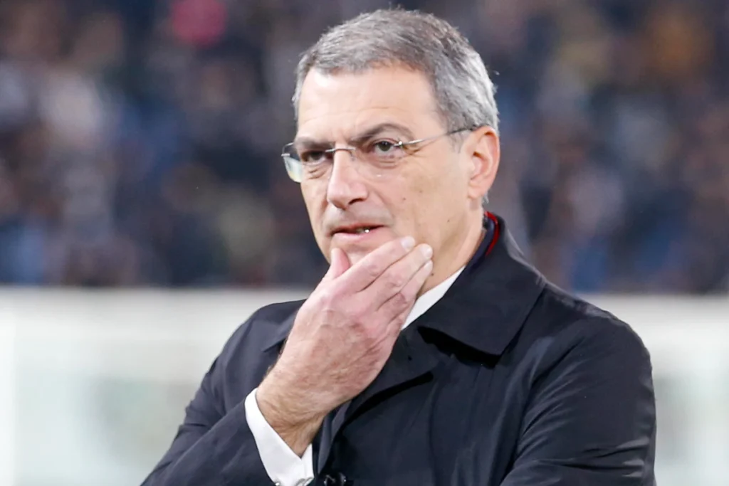 Damien Comolli, amministratore delegato della Juventus, in primo piano con espressione pensierosa durante una partita