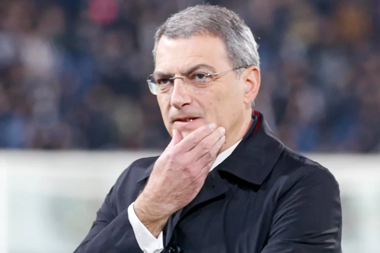 Damien Comolli, amministratore delegato della Juventus, con espressione riflessiva durante una partita