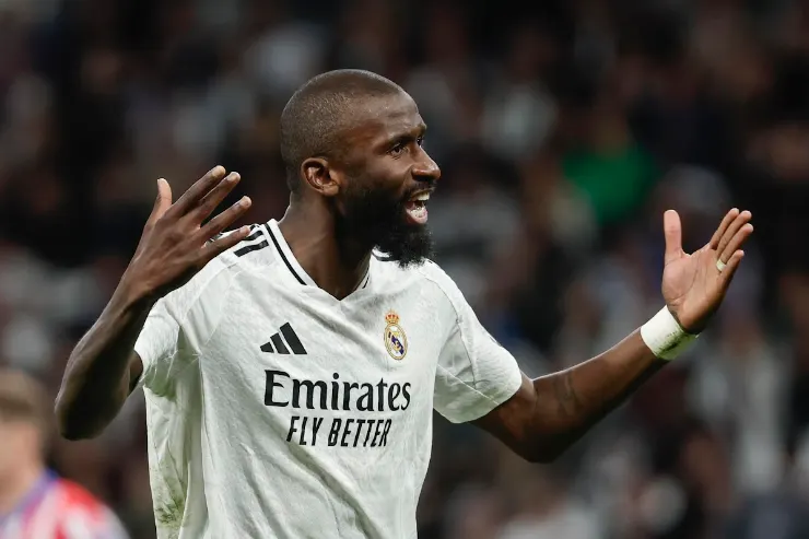 Antonio Rudiger in maglia Real Madrid, con le braccia alzate durante una partita