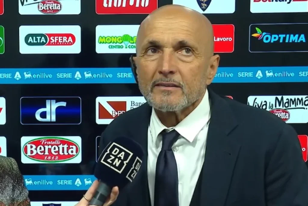 Luciano Spalletti in conferenza stampa, intervistato con microfono DAZN davanti alle spalle pubblicitarie Serie A
