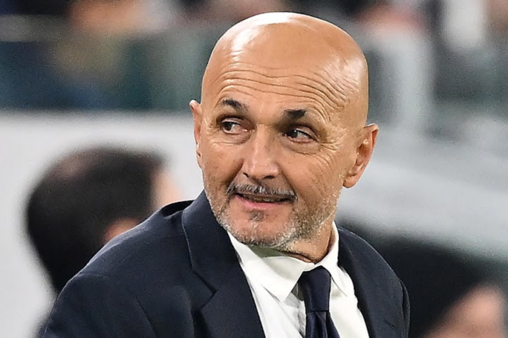 Luciano Spalletti in abito scuro e cravatta durante una partita