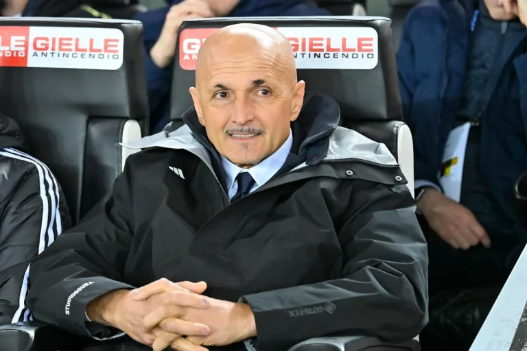 Luciano Spalletti seduto in panchina con giacca nera e cravatta blu durante Lecce-Juve