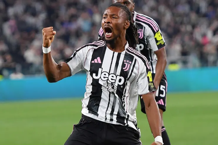 Marcus Thuram esulta con il pugno chiuso durante una partita della Juventus allo stadio