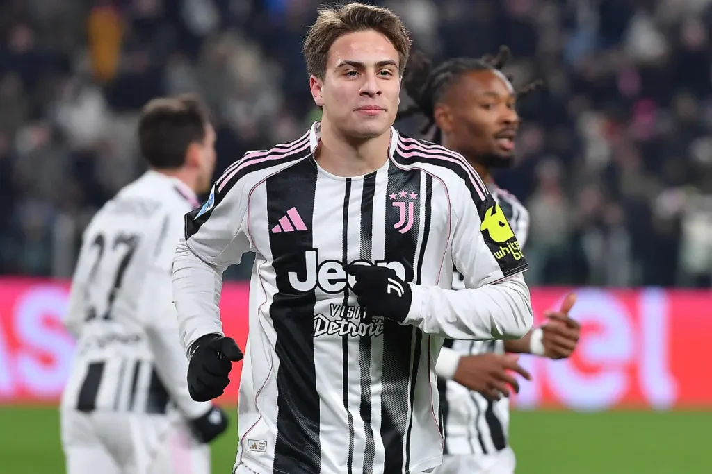 Kenan Yildiz in maglia Juventus durante una partita, con compagni sullo sfondo