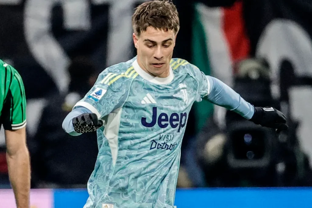 Yildiz in azione con la maglia Juventus azzurra, durante una partita ufficiale