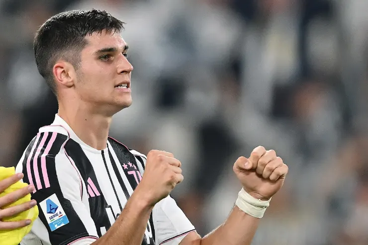 Adzic in maglia Juventus durante una partita, con fascia al polso