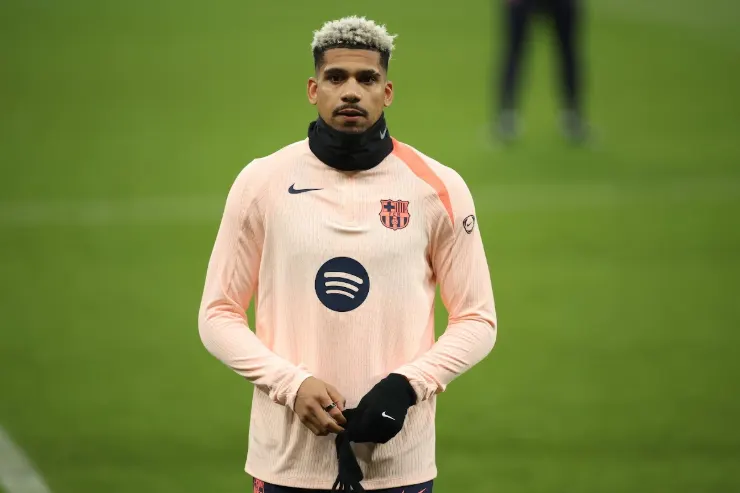 Araujo del Barcellona in maglia away rosa con pallone durante l'allenamento