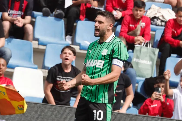 Berardi esulta durante una partita del Sassuolo, con la maglia verde numero 10