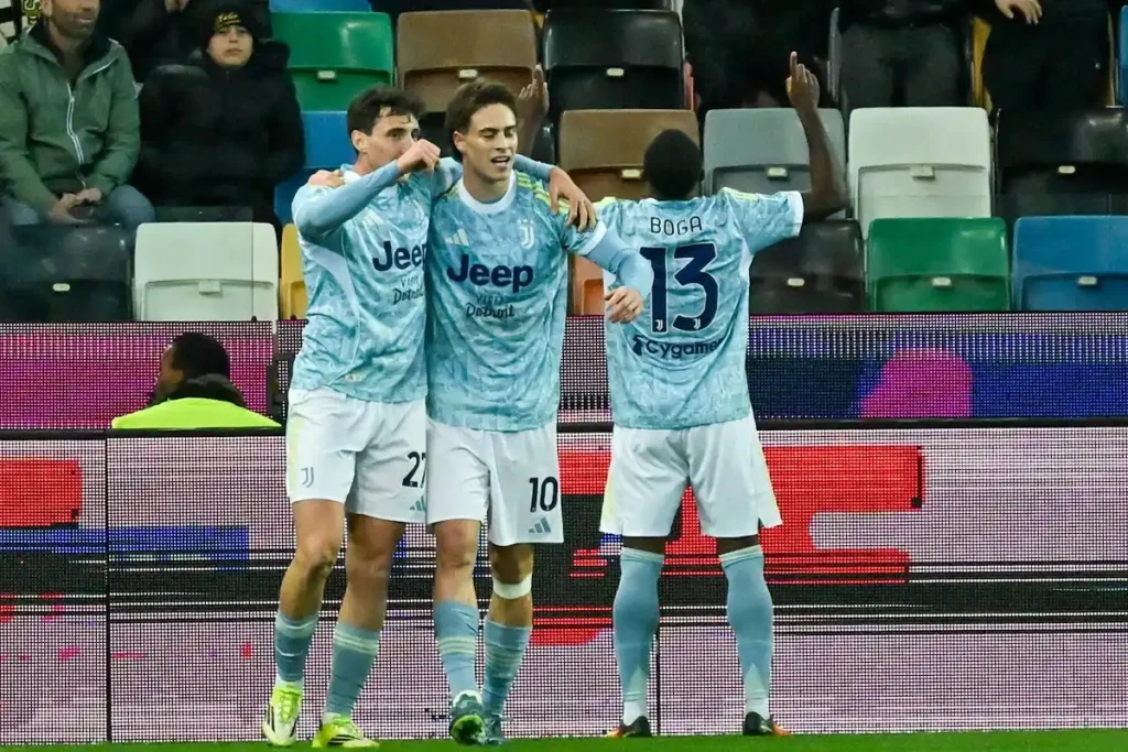 Giocatori della Juventus in maglia azzurra esultano a bordocampo: Yildiz, Boga e Cambiaso celebrano durante la partita