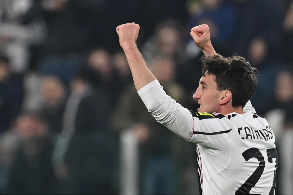 Cambiaso esulta con i pugni chiusi durante una partita, indossa la maglia bianca della Juventus
