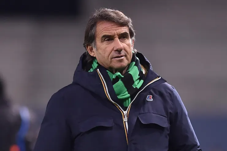 Giovanni Carnevali durante una partita, indossa una giacca blu con sciarpa verde