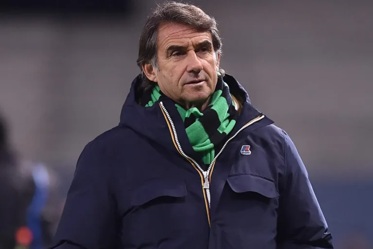 Giovanni Carnevali, dirigente Juventus, in giacca blu e sciarpa verde durante una partita