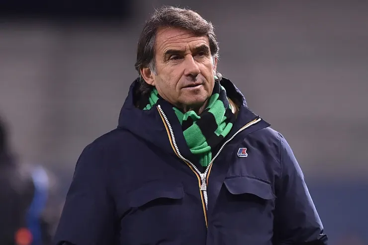 Giovanni Carnevali, dirigente del Sassuolo, in panchina durante una partita