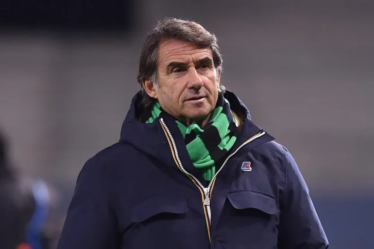 Giovanni Carnevali, dirigente sportivo, in giacca blu con sciarpa verde durante un evento calcistico