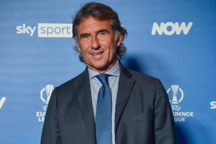 Giovanni Carnevali in abito scuro e cravatta blu a un evento Sky Sport