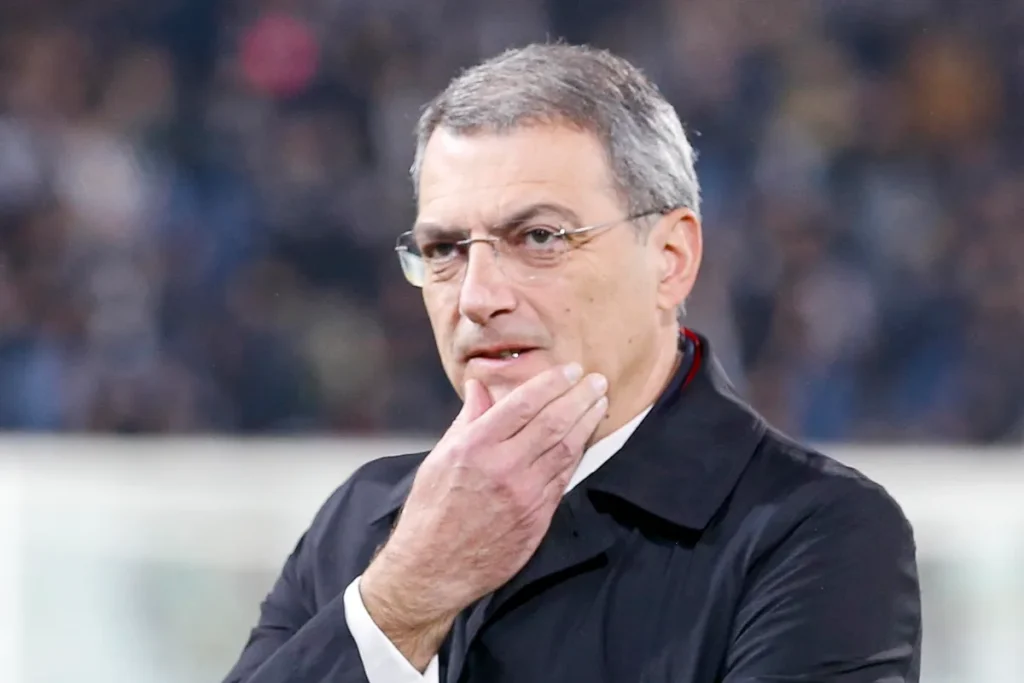 Cristiano Giuntoli in panchina con espressione pensierosa durante una partita