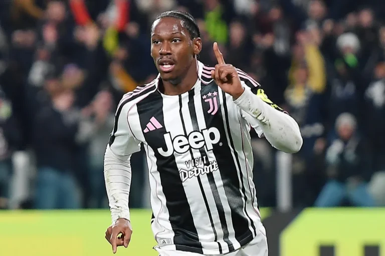 David esulta durante una partita della Juventus, indossando la maglia bianconera con sponsor Jeep e Adidas