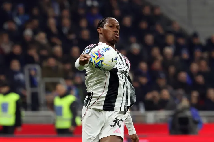 David con pallone durante una partita della Juventus nello stadio