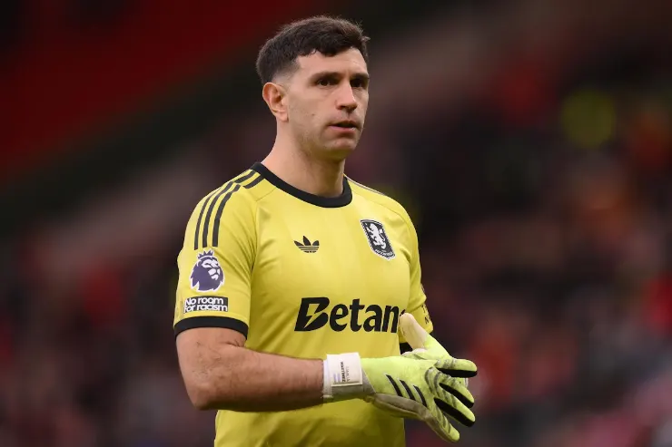 Dibu Martinez in tenuta da portiere giallo durante una partita di calcio