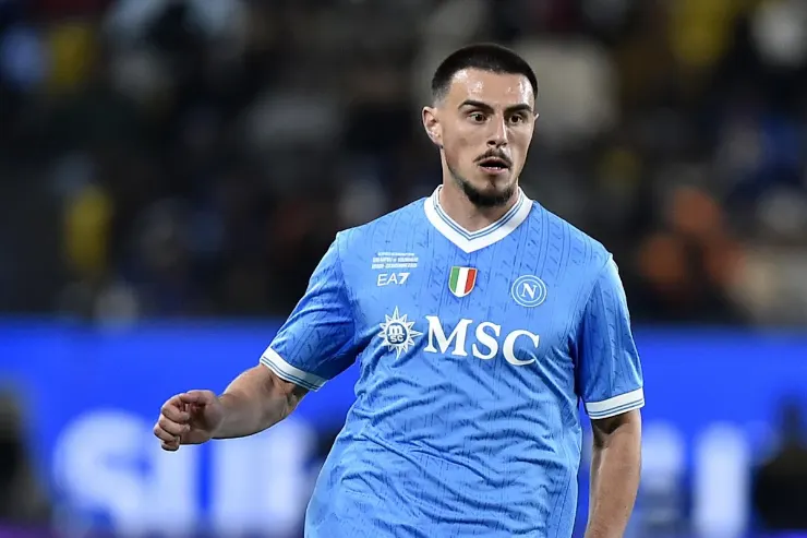 Stanislav Elmas in maglia Napoli blu durante una partita, con sponsor MSC visibile